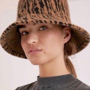 Anthropologie Finn Cosy Bucket Hat Animal Print
Wool Blend